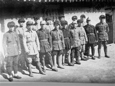 家人保存的邹开胜生前唯一一张照片(前排左4)资料照片