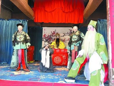 昌平区长峪城村的社戏表演。本报记者 邓伟摄