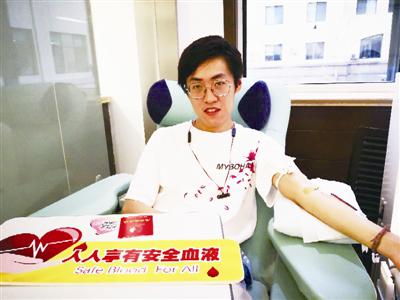 ■“熊貓俠”王泳霖在獻(xiàn)血。