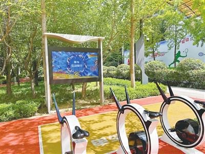 深圳路体育公园里的智慧单车。
