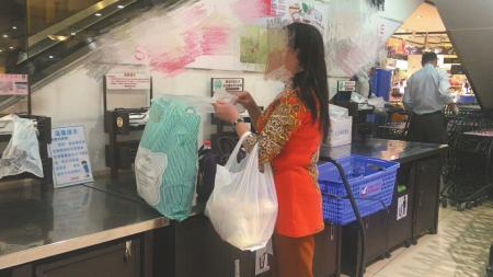 不少市民逛超市仍選擇花錢現買購物袋。