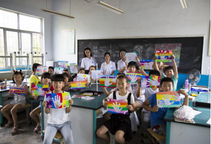 ▲擦亮“蒲公英义务支教”名片,每年寒暑假组织社会实践服务队进乡村、进社区,面向留守儿童开展义务支教