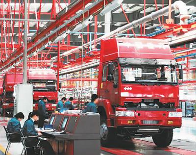 中國重汽濟南商用車公司總裝線。葉農(nóng)合攝(人民視覺)