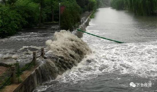 濟南天橋附近的天成路人行道積水很深,