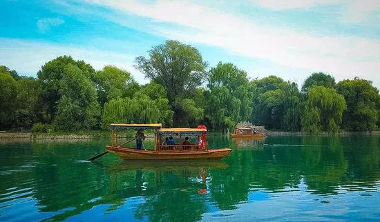 龙湾湖面上