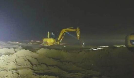 2日，一辆越野车陷进黄河滩里，挖掘机参与救援。 (视频截图)
