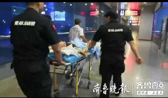 安檢隊(duì)員正在護(hù)送老人通過綠色通道 片/視頻截圖
