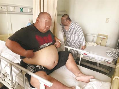 圖為:311斤的體重使周先生不堪重負(fù)