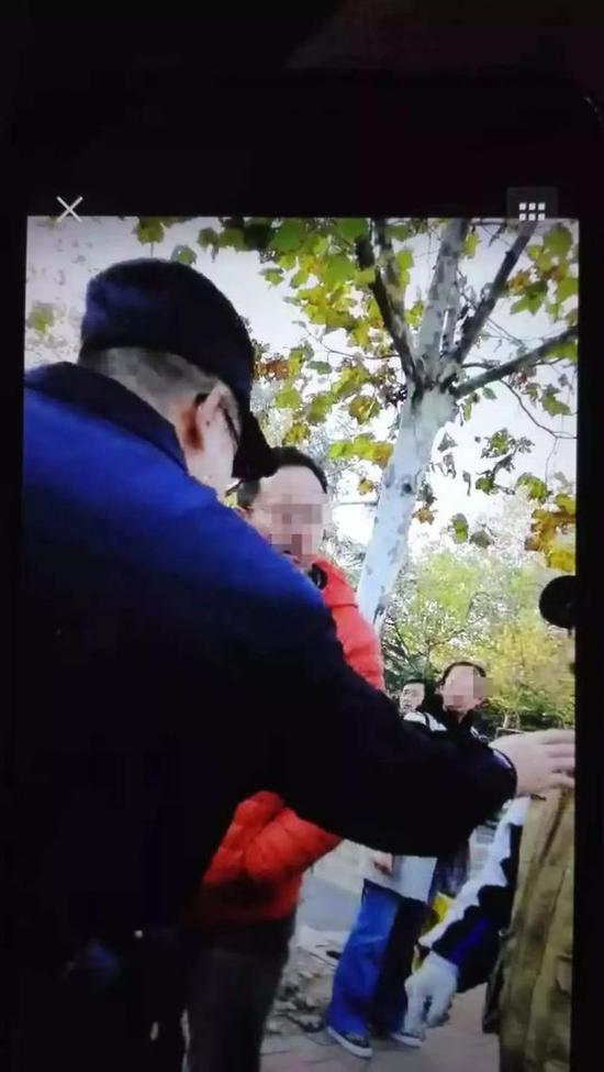 (民警来到现场处理)