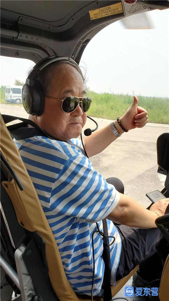 莫言乘直升机游览黄河入海口