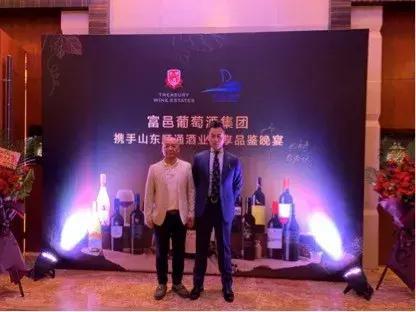 山东顺通酒业董事长韩世滨与执行董事孙振宇合影