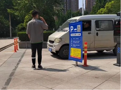 成员在小区兼职保安