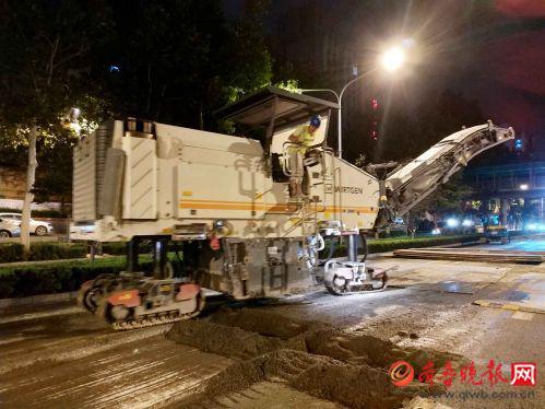 “霸王龍”午夜霸氣現身濟南歷山路暖氣改造工地。