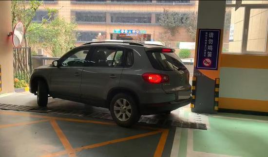 該業主的車位無法正常出入車庫