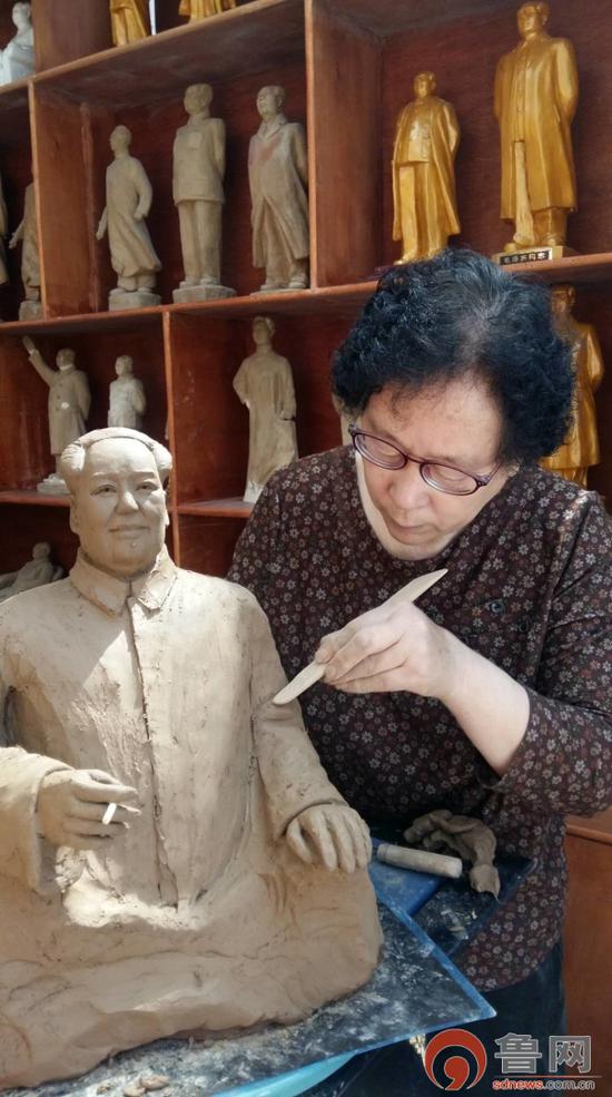 聂林华正在做泥塑