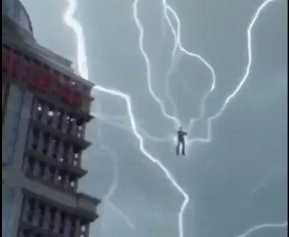 雷劈人什么原理_人被雷劈的图片