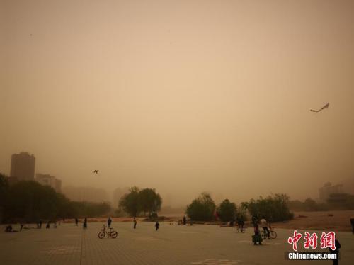 4月4日，大风沙尘天气席卷甘肃兰州，笼罩在一片漫天黄沙中。南如卓玛 摄