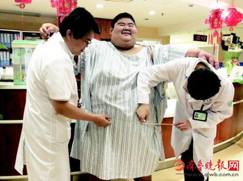 醫(yī)生在為減重后的王浩楠量腹圍,他顯得很開心。 本報記者 張如意 攝