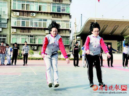 3日，在济南东方双语实验学校，学生们利用大课间的时间在操场上进行蛙跳训练。