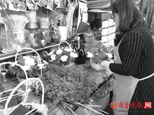 清明节将至,黄白菊花等祭扫所用的鲜花销量走高。