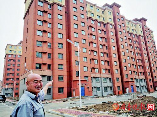 北刘村村民刘景亮兴奋地展示他在南北刘社区的新家。