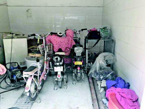 大圖:被盜電動(dòng)車擺滿屋。小圖:盜竊改裝工具。