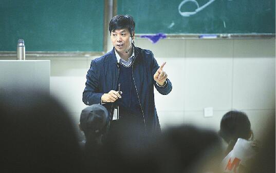 4月23日晚，李朋忠为学生讲课。 记者郭尧 摄