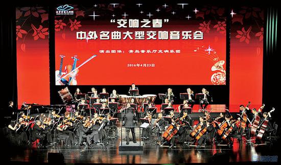“交响之春”——中外名曲大型交响音乐会在雪莲大剧院举行 延智 摄