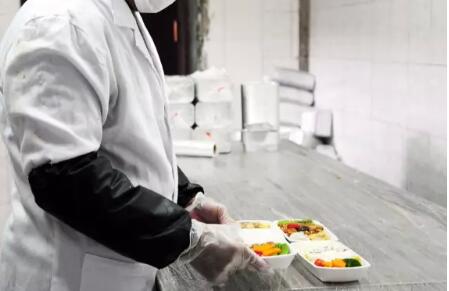 目前,國內(nèi)部分航空公司取消普通艙的免費(fèi)餐食,探索低成本發(fā)展模式。(資料片)