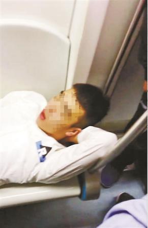 昨日早高峰一男子躺在地鐵座位上睡覺
