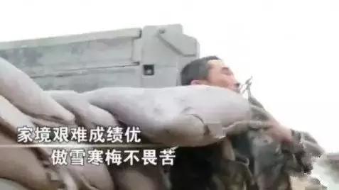 一次女儿偷偷跑来看他,才发现了真相,女儿跪了下来痛哭:“爸,我帮你抬。”