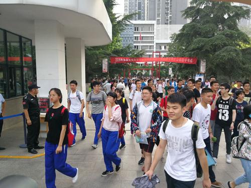 今天下午,数学考试结束后,考生们一脸轻松地走出山师附中考点