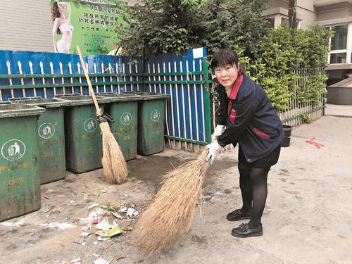 毕仙平正在打扫卫生。
