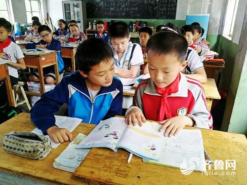 学生们按时到校学习，并未因大雨而耽误学习。