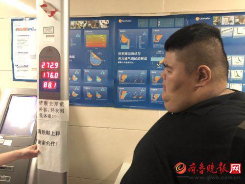 偷吃火腿腸解饞,嘗嘗味兒再吐出來