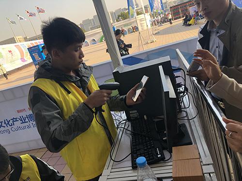 工作人員正在為使用電子票的市民快速驗票。