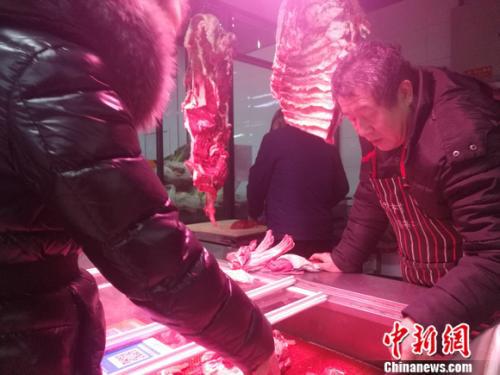 圖為北京西城區一家菜市場里的牛羊肉攤。 謝藝觀 攝