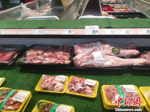 圖為北京豐臺一家超市里的羊肉區。 謝藝觀 攝