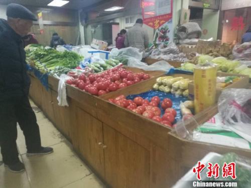 圖為北京一家社區超市里的菜攤。謝藝觀 攝