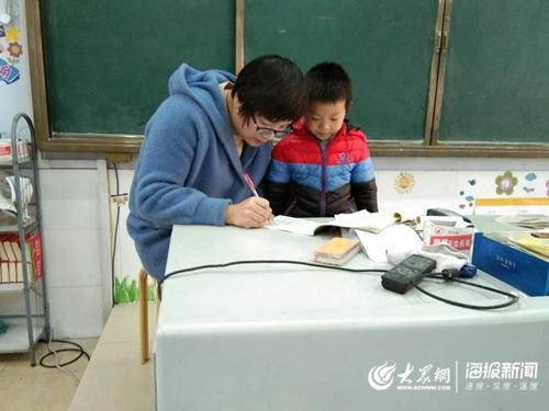 牵挂班里的学生 她边打点滴边带学生阅读