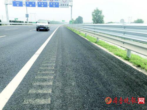 應急車道與行車道之間設置了一條30厘米寬的“震蕩帶”。