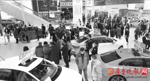 ▲不少車展的展位上都打起了“減稅”等優(yōu)惠措施。本報記者周青先 攝