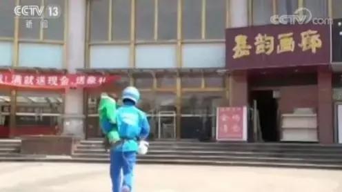 没有人能轻盈度过此生,只希望这个为女儿负重的父亲,能被世间温柔相待。