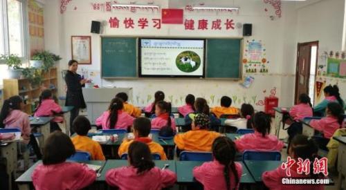 资料图:教师给学生上课。 刘忠俊 摄