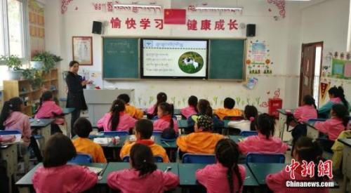 资料图:教师给学生上课。 刘忠俊 摄