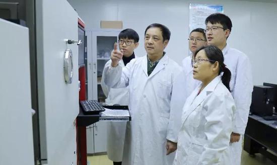 枣庄学院低维量子新材料和器件团队带头人 高炬教授(左二)