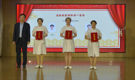 △党委副书记程吉东为“练为战,励精兵”急救护理技能大赛团体一等奖获得者颁奖