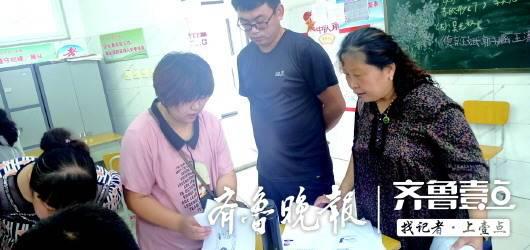 在济南市历城区高职扩招报名点，刘相苹一家三口正在报名。