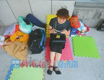 6日,在山东省立医院,豪豪的母亲在病房楼下打地铺
