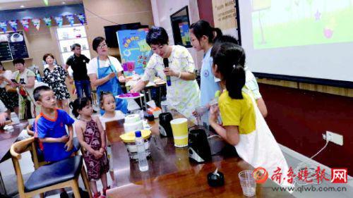 ▼小小齊魯志愿者學習制作壽司。